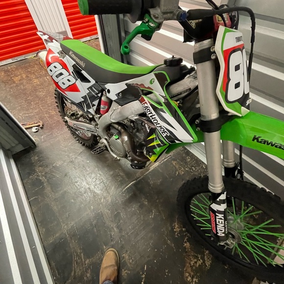 Kawasaki kx250f. It needs new bottom end crankcase and crankshaft - Picture 2 of 7